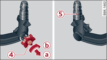 Removable towing bracket: Setting the spring mechanism to the 'ready' position